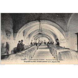 COGNAC : chateau de cognac ancienne salle des gardes propriete de MM. Otard Dupuy depuis 1795 - tres bon etat