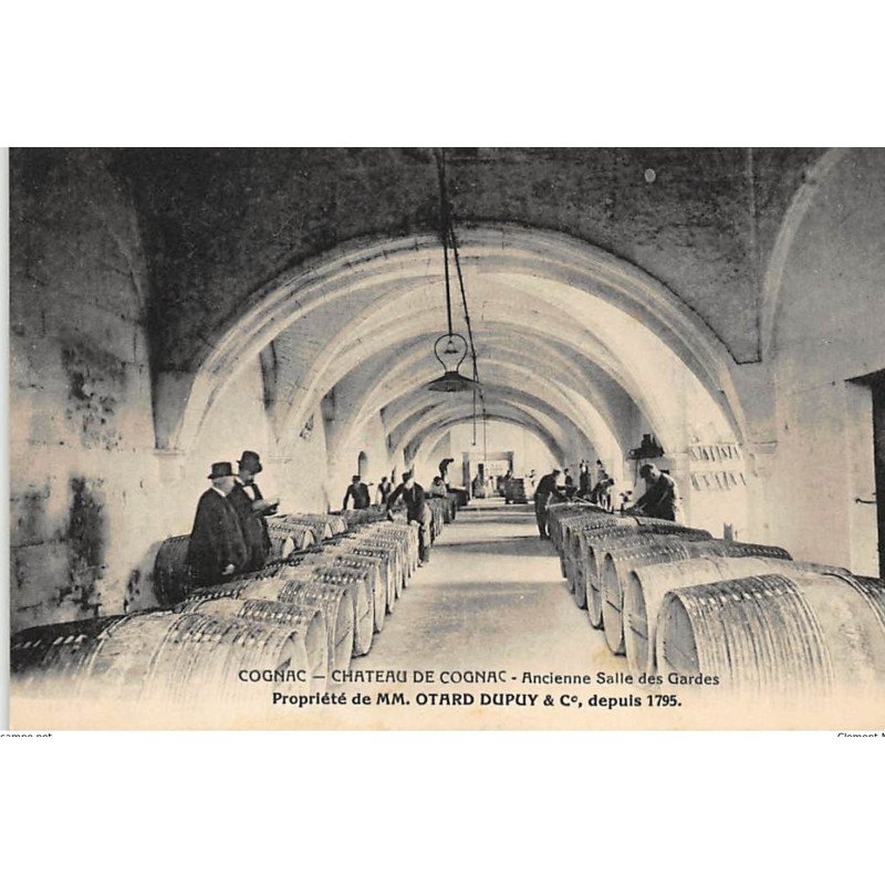 COGNAC : chateau de cognac ancienne salle des gardes propriete de MM. Otard Dupuy depuis 1795 - tres bon etat