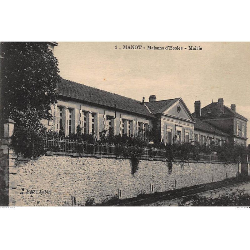 MANOT : maisons d'ecoles, mairie - tres bon etat