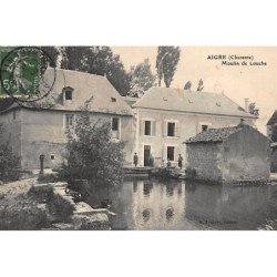 AIGRE : moulin de louche - tres bon etat