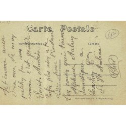 SAINT-AMBROIX : place de l'eglise - tres bon etat