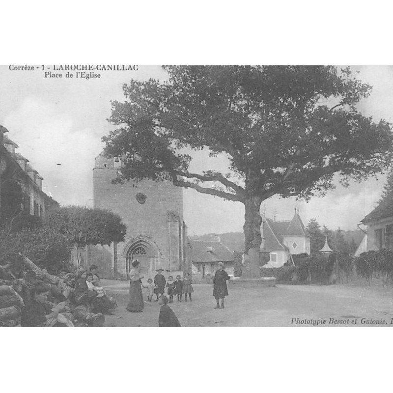 LAROCHE-CANILLAC : place de l'eglise - tres bon etat