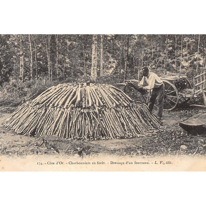 COTE D'OR : charbonniers en foret, dressage d'un fourneau - tres bon etat