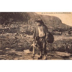 PLOUGUENOUAL : un pêcheur des grèves de la cotentin - tres bon etat