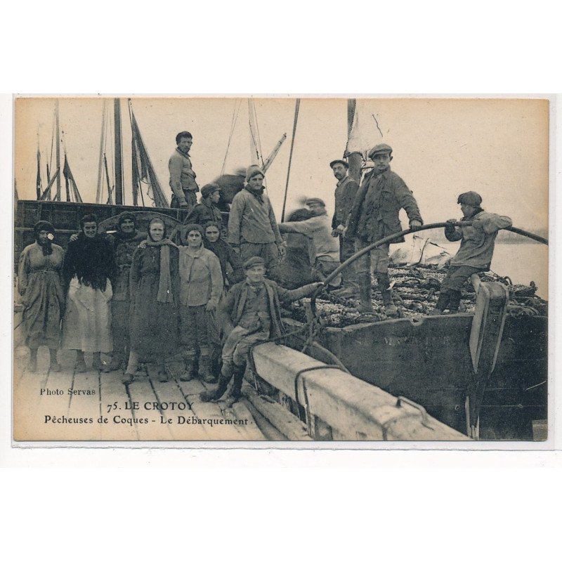 CROTOY : pêcheuses de coques, le debarquement - tres bon etat