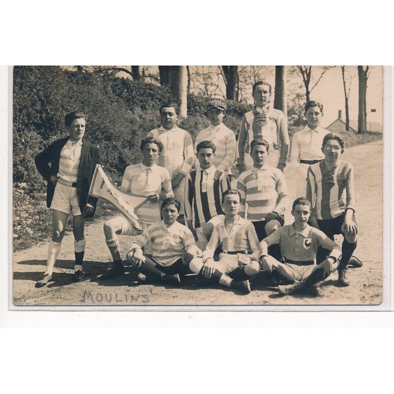 MOULINS(?) : equipe de football - tres bon etat
