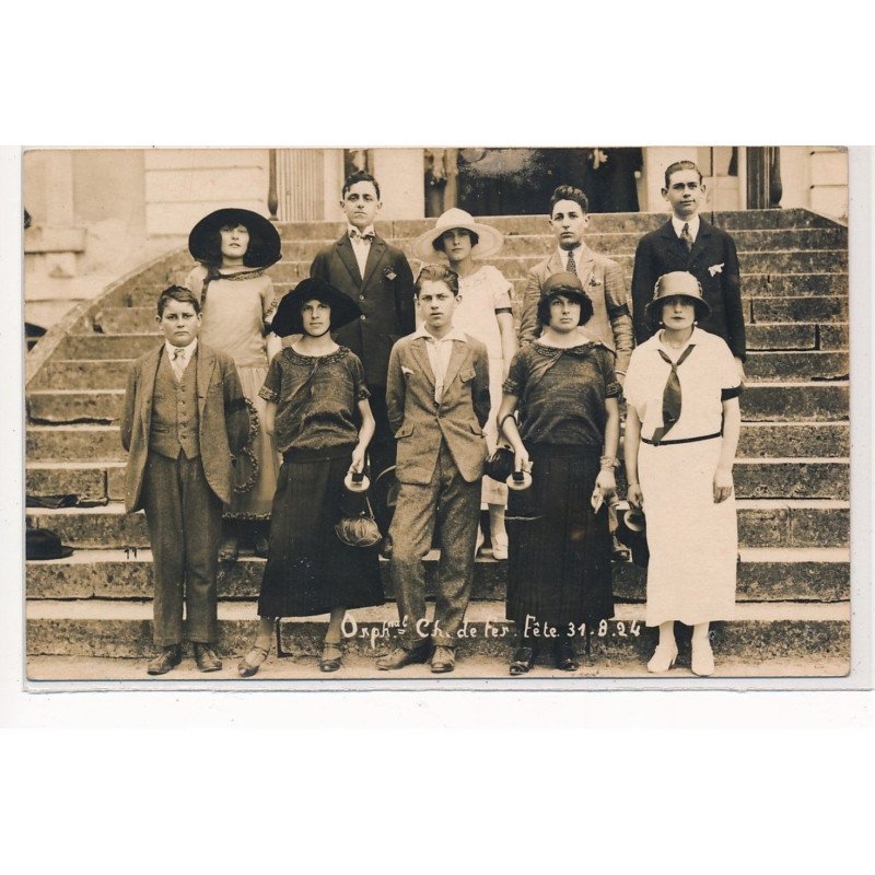 TOURS : orphelinat, chemin de fer, fete, personnages - tres bon etat