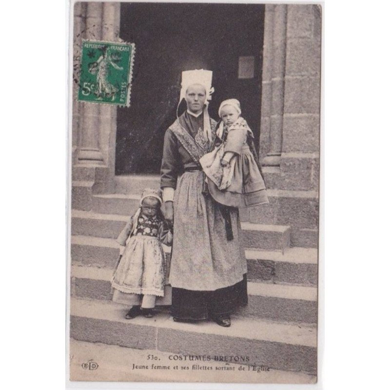 FINISTERE : jeune femme et ses fillettes sortant de l'eglise - tres bon etat