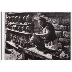 LOCRONAN : job le sculteur a son etabli sur la place de locronan - tres bon etat