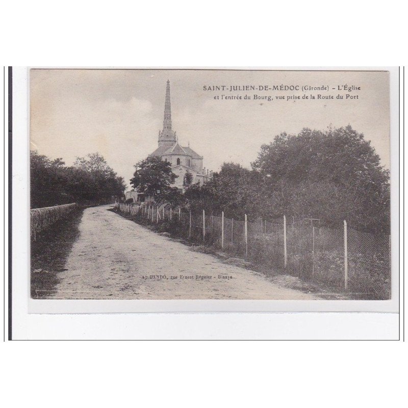 St-JULIEN-de-MEDOC : l'eglise et l'entrée du bourg, vue prise de la route du port - tres bon etat
