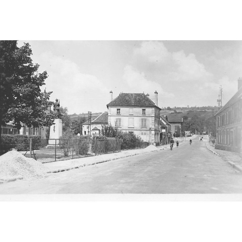 NOGENT-L'ARTAUD : une rue - tres bon etat