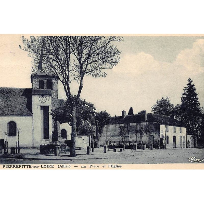 PIERREFITTE-sur-LOIRE : la place et l'eglise - tres bon etat