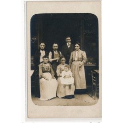CARTE PHOTO A LOCALISER : paris(?), personnages devant magasin - tres bon etat