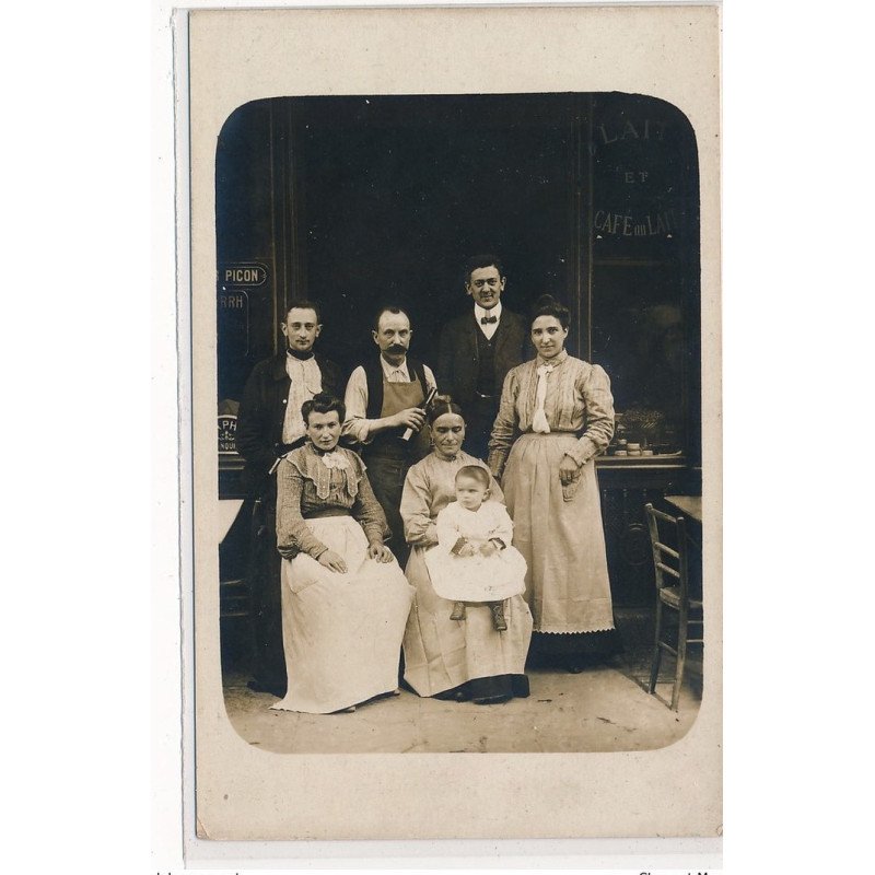 CARTE PHOTO A LOCALISER : paris(?), personnages devant magasin - tres bon etat