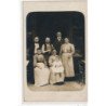 CARTE PHOTO A LOCALISER : paris(?), personnages devant magasin - tres bon etat