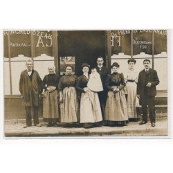 CARTE PHOTO A LOCALISER : paris(?) personnages devant magasin(?) restaurant(?) - tres bon etat