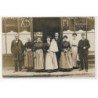 CARTE PHOTO A LOCALISER : paris(?) personnages devant magasin(?) restaurant(?) - tres bon etat