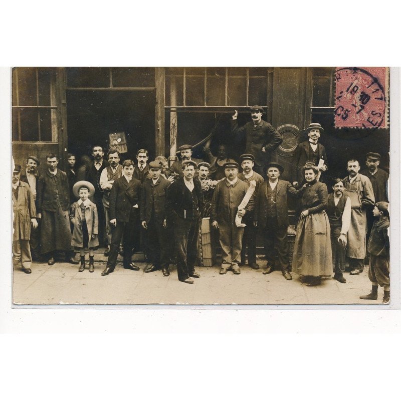 CARTE PHOTO A LOCALISER : paris(?)personnages devant un magasin(?) restaurant(?) - tres bon etat