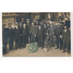 CARTE PHOTO A LOCALISER : paris(?) groupe de personnages, vélo - tres bon etat
