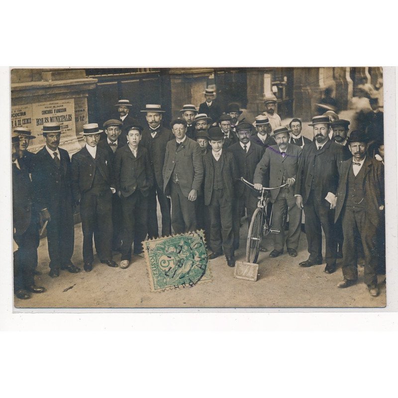 CARTE PHOTO A LOCALISER : paris(?) groupe de personnages, vélo - tres bon etat