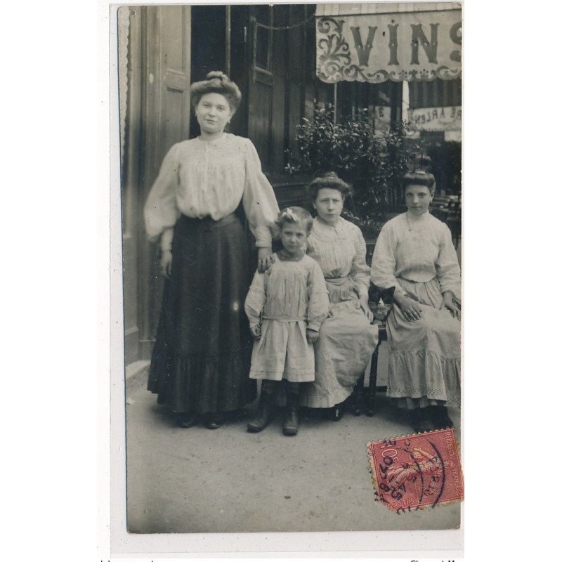 CARTE PHOTO A LOCALISER : paris(?)personnages, vins - tres bon etat