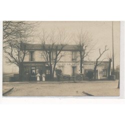 CARTE PHOTO A LOCALISER : maison delacroix, hotel de la gare, attelage - tres bon etat