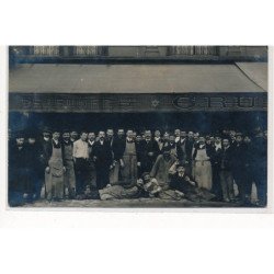 CARTE PHOTO A LOCALISER : paris(?) dejeuner 3, personnages - tres bon etat