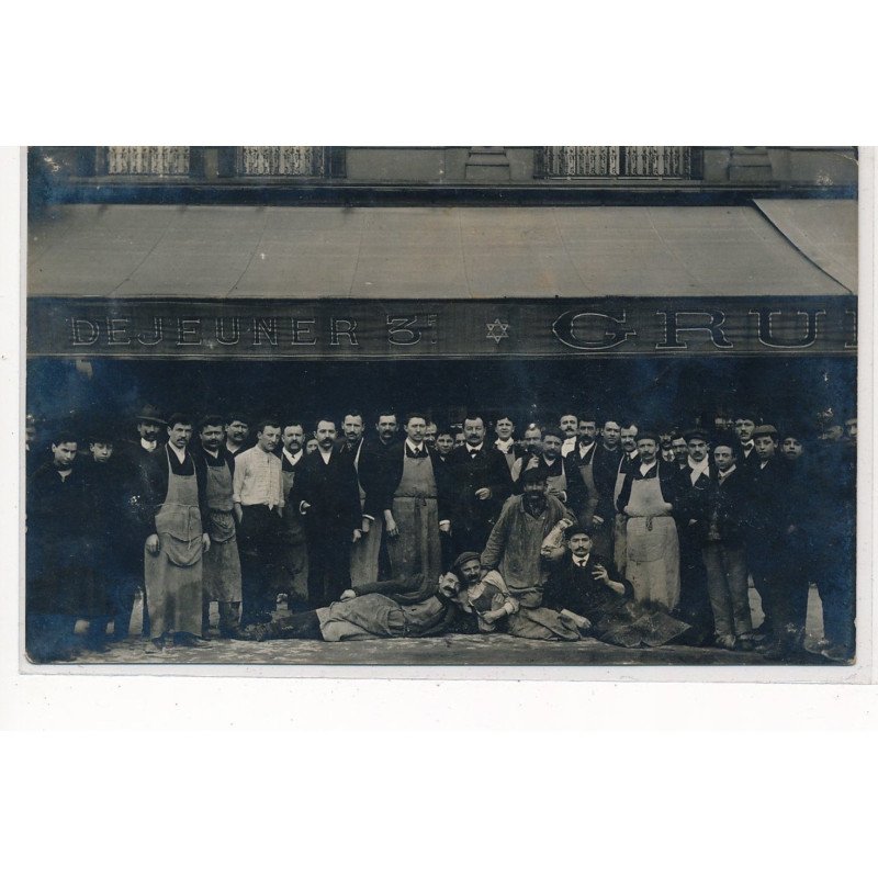 CARTE PHOTO A LOCALISER : paris(?) dejeuner 3, personnages - tres bon etat