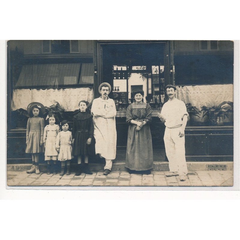 CARTE PHOTO A LOCALISER : paris(?) personnages devant magasin - tres bon etat