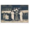 CARTE PHOTO A LOCALISER : paris(?) personnages devant magasin - tres bon etat