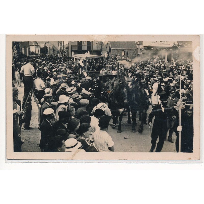 CARTE PHOTO A LOCALISER : J. Naudin, depot butagaz, fete, attelage - tres bon etat