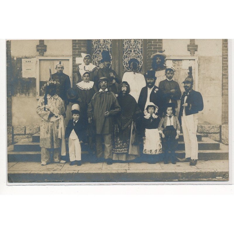 CARTE PHOTO A LOCALISER : fete, personnages costumés - tres bon etat