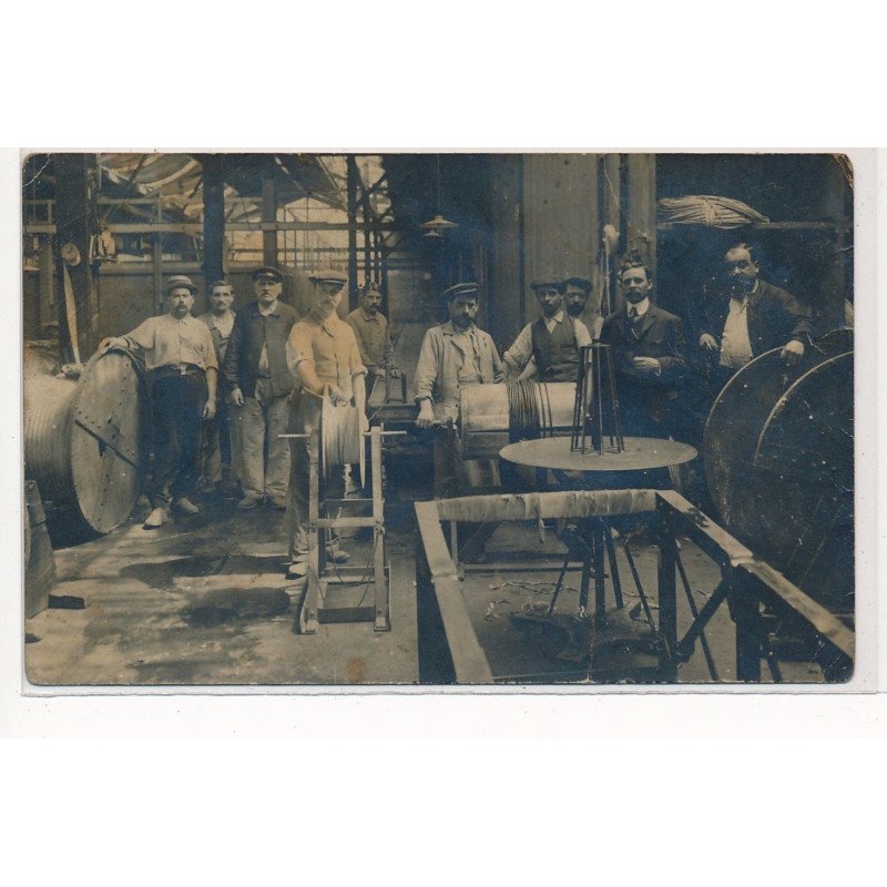 CARTE PHOTO A LOCALISER : atelier, ouvriers - etat