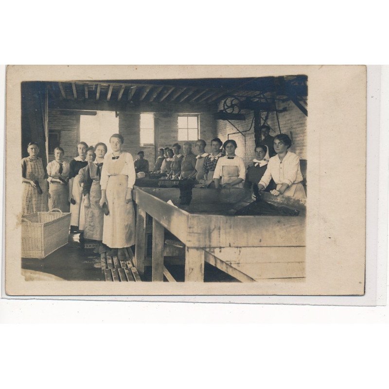 CARTE PHOTO A LOCALISER : lavoir interieur - tres bon etat