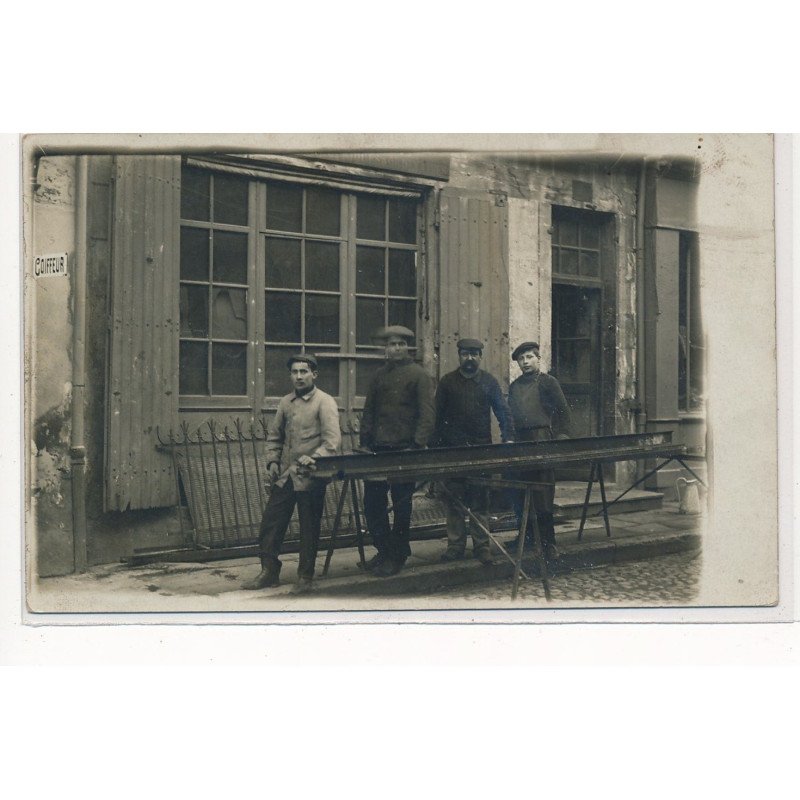 CARTE PHOTO A LOCALISER : paris(?) ouvrier personnages - tres bon etat