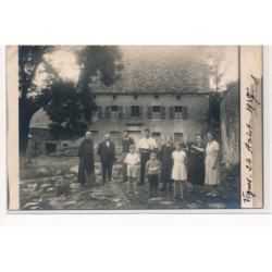 CARTE PHOTO A LOCALISER : vigues(?)personnages devant un batiment - tres bon etat