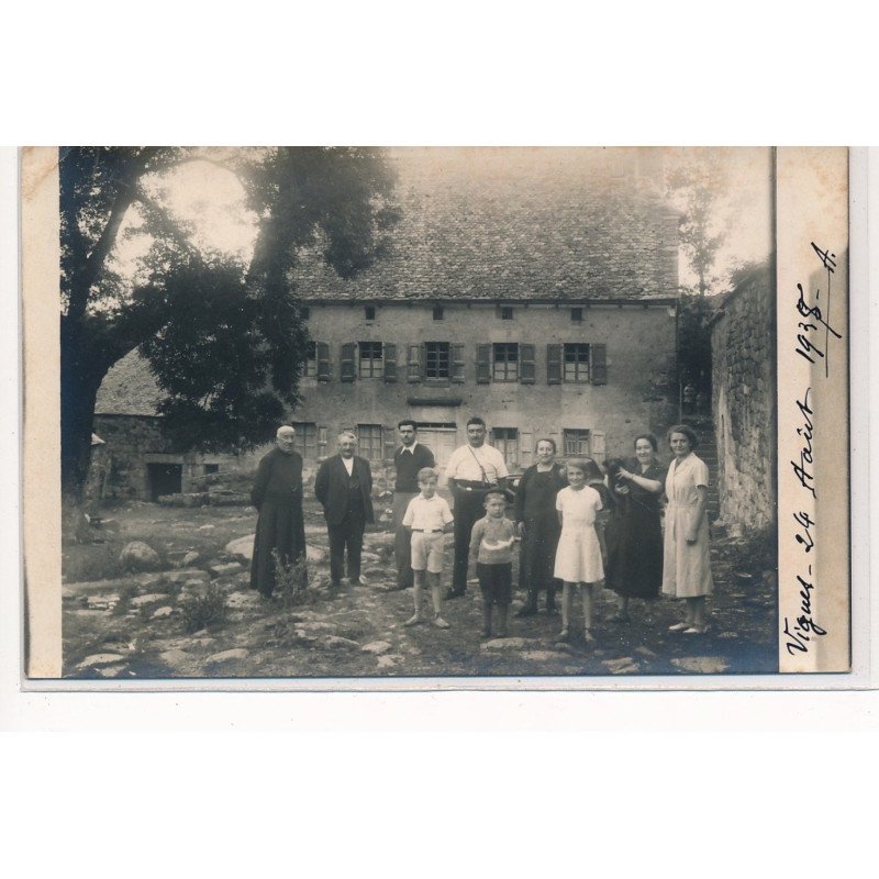 CARTE PHOTO A LOCALISER : vigues(?)personnages devant un batiment - tres bon etat