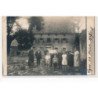 CARTE PHOTO A LOCALISER : vigues(?)personnages devant un batiment - tres bon etat