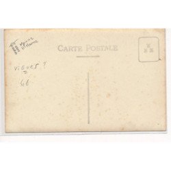 CARTE PHOTO A LOCALISER : vigues(?)personnages devant un batiment - tres bon etat