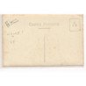 CARTE PHOTO A LOCALISER : vigues(?)personnages devant un batiment - tres bon etat