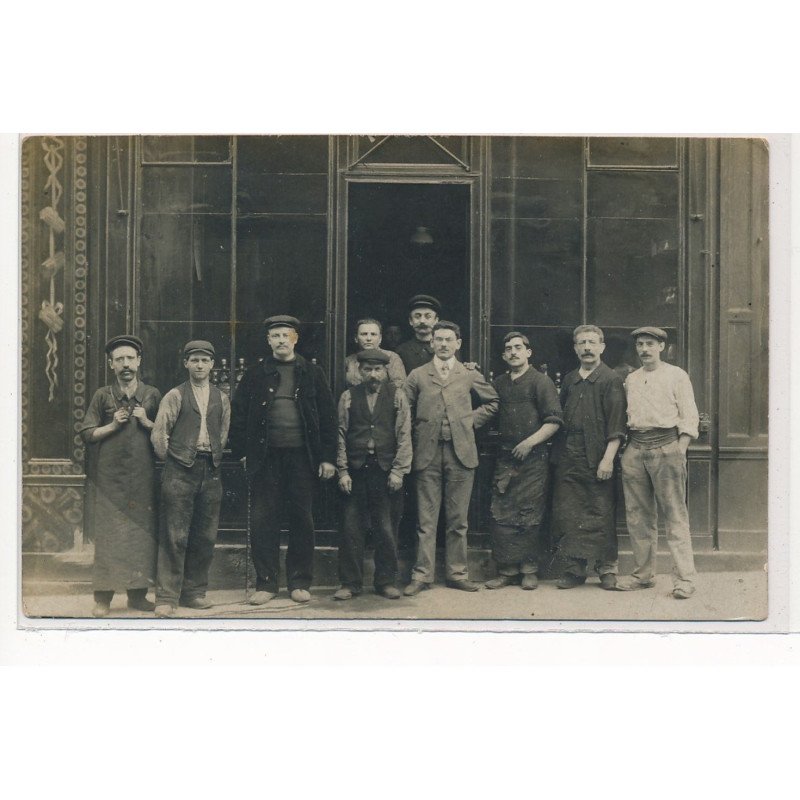 CARTE PHOTO A LOCALISER : personnages devant un magasin - tres bon etat