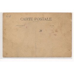 CARTE PHOTO A LOCALISER : personnages devant un magasin - tres bon etat