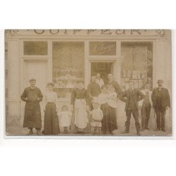 CARTE PHOTO A LOCALISER : vendeur de cartes postales M. Sourge - tres bon etat