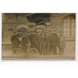 CARTE PHOTO A LOCALISER : paris(?) personages, velo - tres bon etat