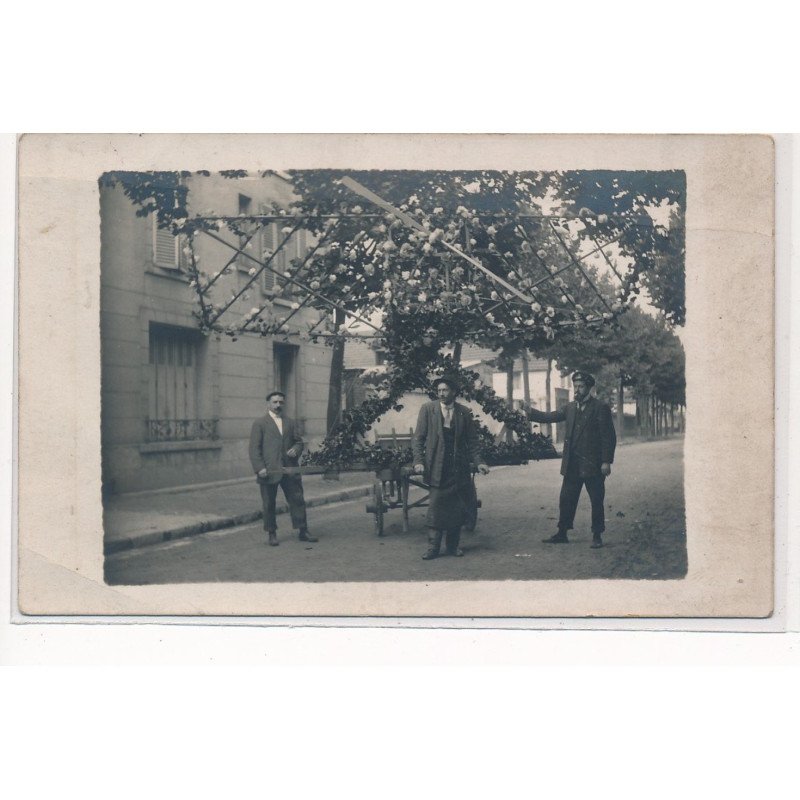 CARTE PHOTO A LOCALISER : cavalcade, avion fleuri - tres bon etat