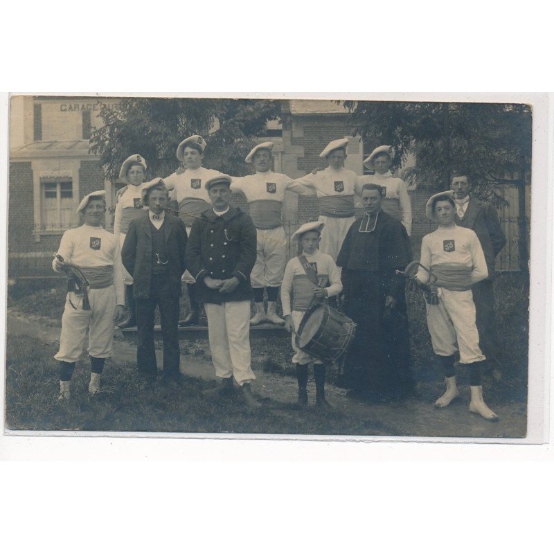 CARTE PHOTO A LOCALISER : gymnastique, curé - tres bon etat