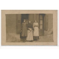 CARTE PHOTO A LOCALISER : craponne sur arzon (?), personnages - tres bon etat
