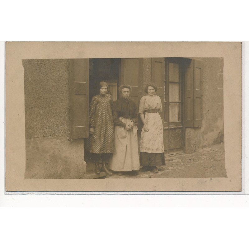 CARTE PHOTO A LOCALISER : craponne sur arzon (?), personnages - tres bon etat