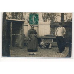 CARTE PHOTO A LOCALISER : corbeil(?), paysants, poules, poulailler - tres bon etat