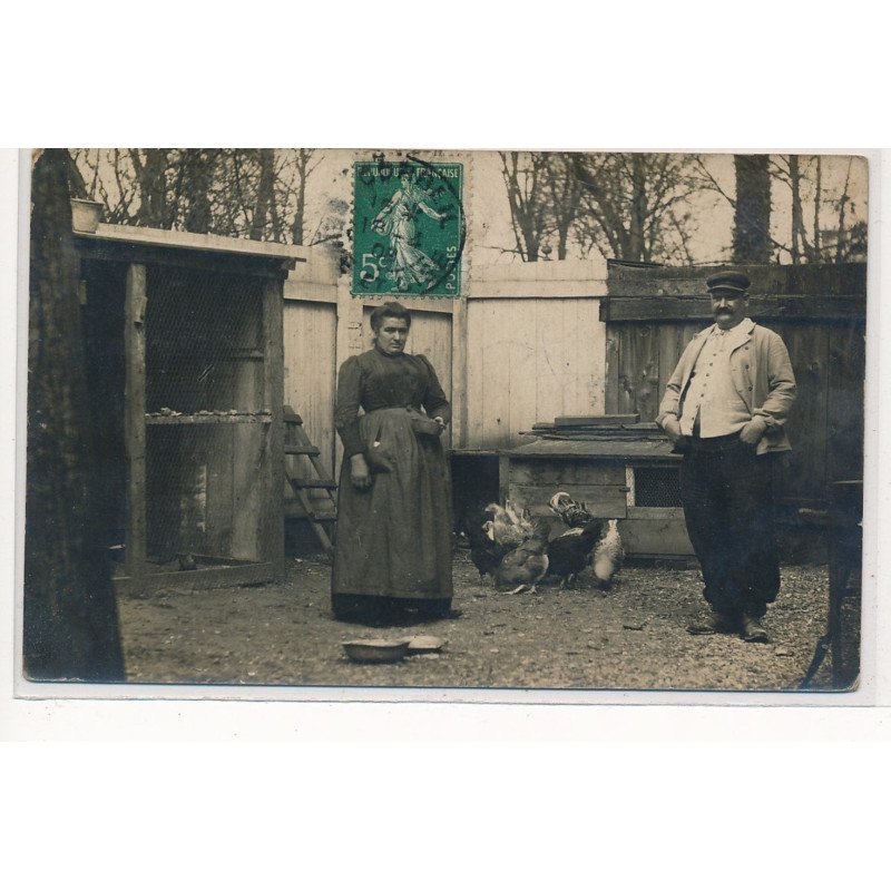 CARTE PHOTO A LOCALISER : corbeil(?), paysants, poules, poulailler - tres bon etat